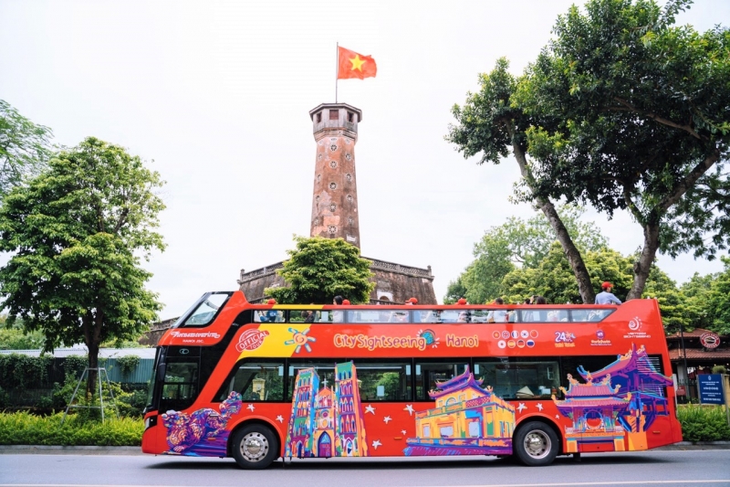 Tur Melihat-lihat Pemandangan Kota Ha Noi dari Bus Tingkat