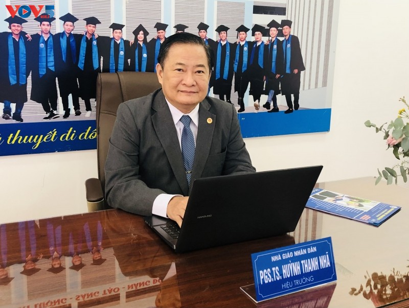 Pak Guru Rakyat Huynh Thanh Nha – Seorang yang Menyalakan Api dalam Instansi Pendidikan