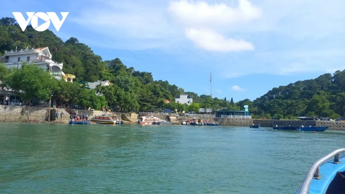 Veteran Perempuan Membuka Jalan Pariwisata Jalur Pulau di Kota Mong Cai, Provinsi Quang Ninh