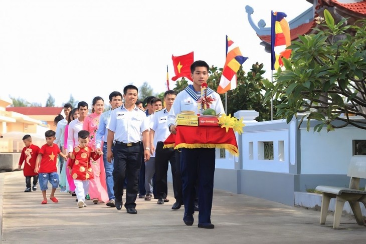 Keindahan Budaya Pergi ke Pagoda pada Awal Tahun dari Orang Vietnam