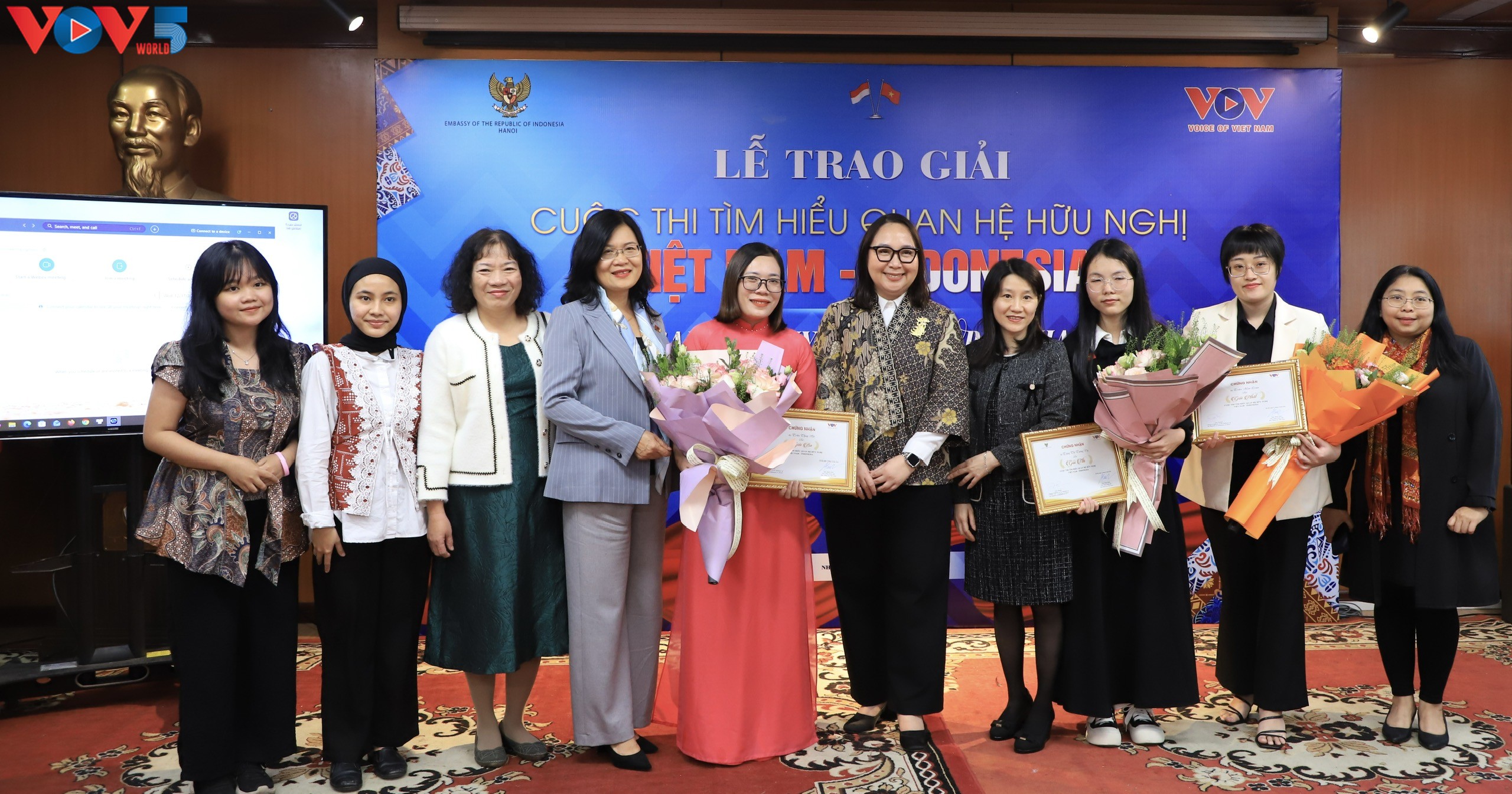 Perasaan Hadirin pada Upacara Penyampaian Penghargaan Lomba Mencari Tahu tentang Hubungan Persahabatan Vietnam-Indonesia