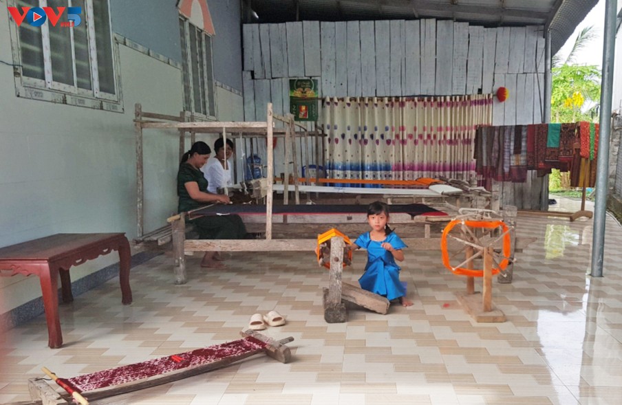 Inti Sari Kerajinan Tenun Brokat Masasyarakat Etnis Khmer di Kecamatan An Cu, Provinsi An Giang