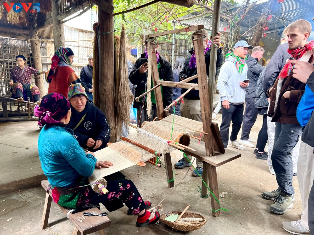 Perempuan Etnis Minoritas Mong Membawa Kain Linen Mendunia