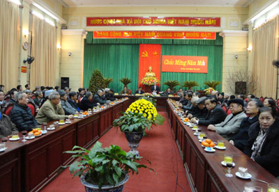 Presidente del Parlamento visita a los dirigentes y ciudadanos de Hanoi