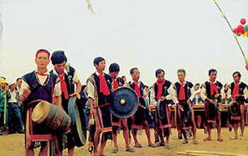 Vestidos tradicionales de la etnia E de