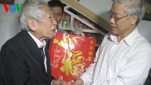 Máximo titular partidista de Vietnam atiende el Tet para el pueblo