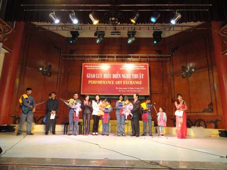 Artistas venezolanos cantan sobre héroes vietnamitas