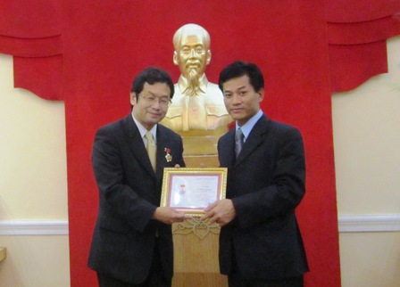 Vietnam valora aportes de funcionario japonés para el desarrollo del país