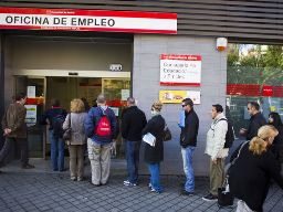 España experimenta caída del desempleo en tercer mes consecutivo