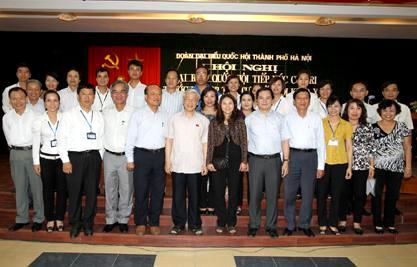 Líder político en contacto con electores