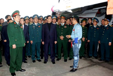 Primer ministro vietnamita visita Regimiento aéreo 923
