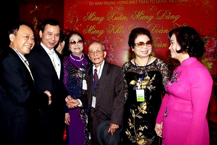 Vietnamitas residentes en ultramar comparten el Tet en tierra materna