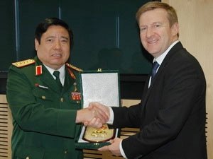 Vietnam y Nueva Zelanda profundizan lazos de defensa