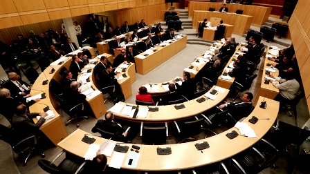 Chipre aprueba paquete de rescate estimado en 10 mil millones de euros