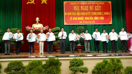 Ciudad Ho Chi Minh chequea política agrícola, del campesinado y campestre