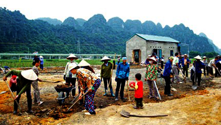 Pobladores de Quang Ninh donan tierra en favor de la construcción de nuevo campo