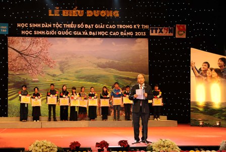 Estado vietnamita encomia alumnos étnicos sobresalientes