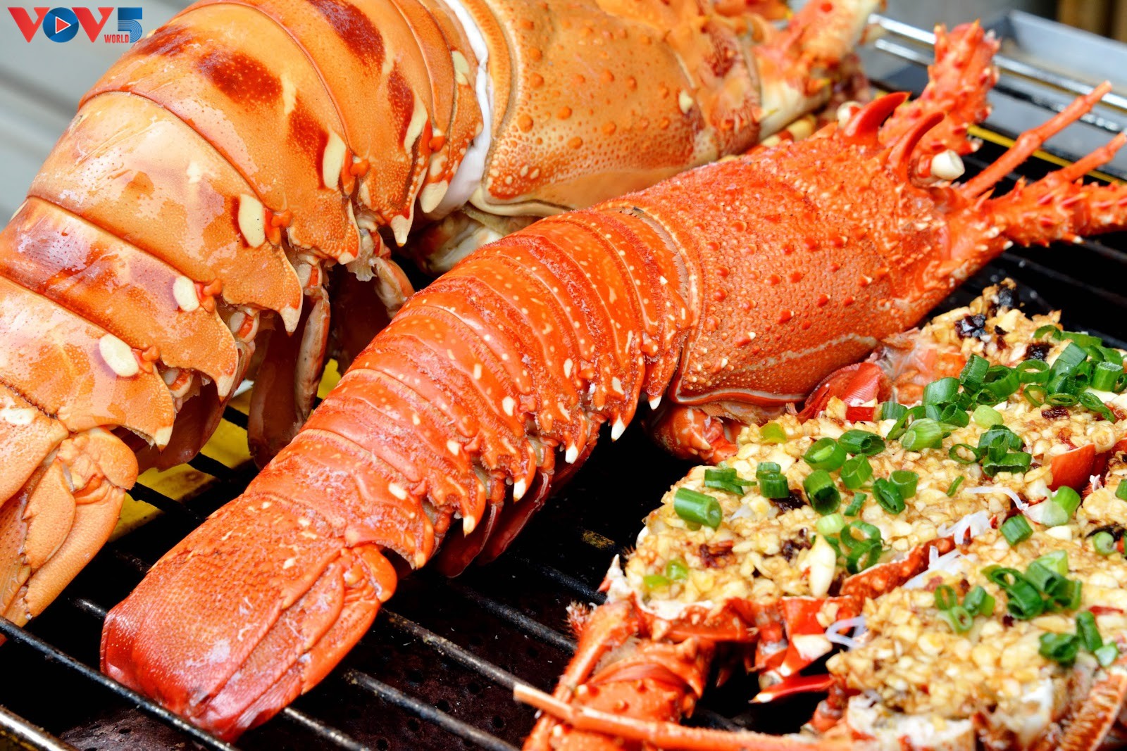 Déguster du homard grillé sur l’île de Binh Ba