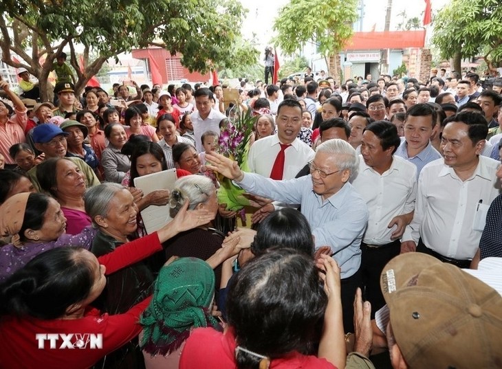 Le secrétaire général Nguyễn Phú Trọng, le peuple et l’armée: Des souvenirs en images