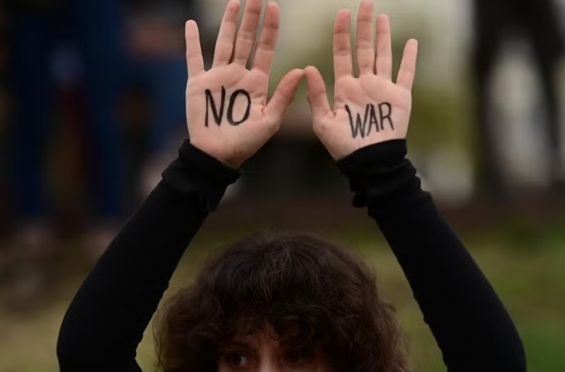 Israël: des milliers de manifestants contre le prolongement de la guerre