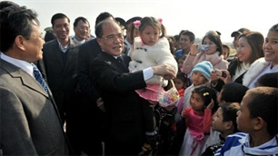 Parlamentspräsident Nguyen Sinh Hung besucht die Stadt Haiphong