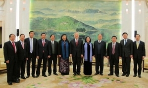 Vize-Parlamentspräsidentin erklärt historische Hilfe aus China für “wertvoll”