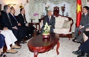 Vertiefte Beziehungen zu dem US-Kongress und dem kanadischen Parlament