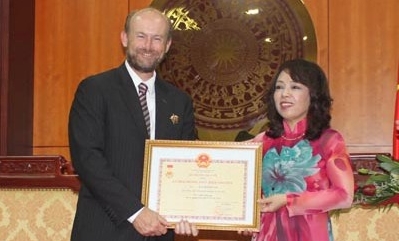 Botschafter Australiens und Ungarns bekommen Erinnerungsorden