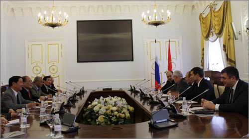 Parlamentspräsident Nguyen Sinh Hung trifft Gouverneur von Sankt Petersburg