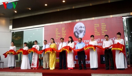 Ausstellung der Gedichte Ho Chi Minhs im Kalligrafie-Stil