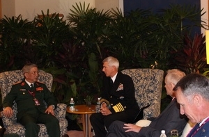 Vize-Verteidigungsminister Nguyen Chi Vinh führt während Shangri-La-Dialog auch bilaterale Gespräche