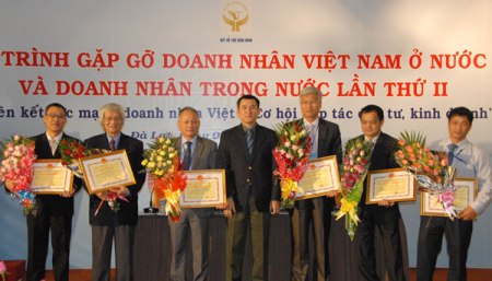 Treffen zwischen vietnamesischen Unternehmern aus dem In- und Ausland