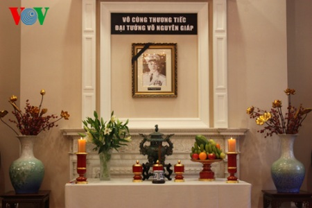 Gedenkfeier von General Vo Nguyen Giap in vietnamesischen diplomatischen Büros im Ausland