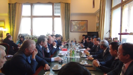 Politbüromitglied To Huy Rua besucht Russland