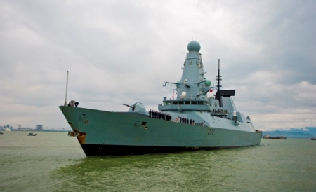 Schiff der britischen Royal Navy verlässt die Stadt Da Nang
