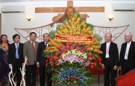 Vize-Premier Nguyen Xuan Phuc besucht zu Weihnachten Kirchengemeinde Xuan Loc