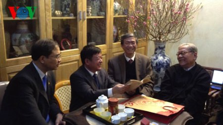 Spitzenpolitiker besuchen zum Tet-Fest Behörden