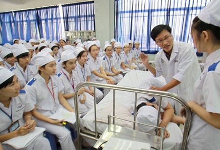 Werbung um Unterstützung bei der Ausbildung von Arbeitskräften im Gesundheitswesen