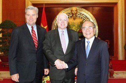 Parlamentspräsident Nguyen Sinh Hung empfängt US-Senator John McCain