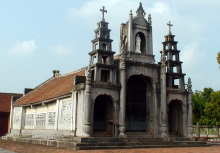 Steinkirche Phat Diem: Treffpunkt der Ost-West-Architektur