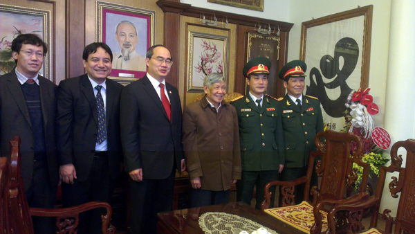 Vorsitzender der Vaterländischen Front besucht Familien der ehemaligen Verteidigungsminister