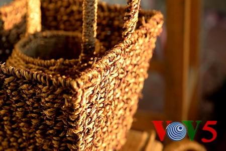 Herstellung von Handwerksprodukten aus Binsen im Kreis Kim Son