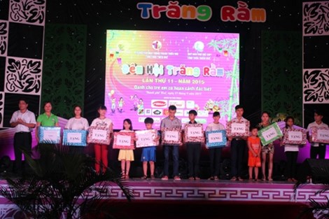 Aufmerksamkeit für Kinder aus schwierigen Verhältnissen zum Mittherbstfest