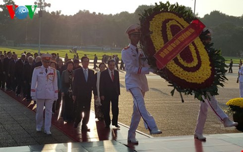 Teilnehmer der landesweiten Konferenz zum Patriotismuswettbewerb besuchen das Ho Chi Minh Mausoleum