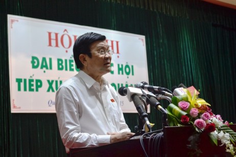 Staatspräsident Truong Tan Sang und Premierminister Nguyen Tan Dung treffen Wähler