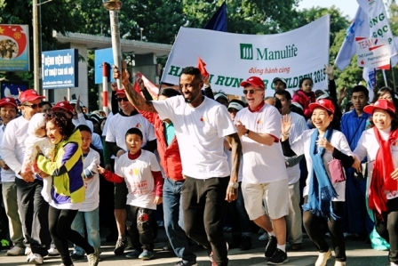 Tausende Menschen beteiligen sich am Wettlauf für Hanoier Kinder 2015