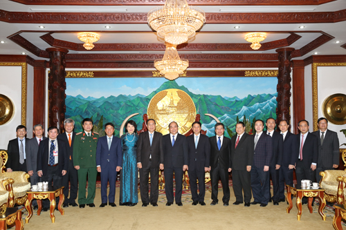 Vize-Premierminister Nguyen Xuan Phuc trifft laotische Spitzenpolitiker