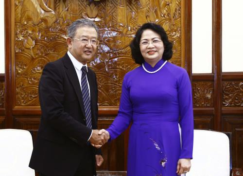 Vize-Staatspräsidentin Dang Thi Ngoc Thinh empfängt Exekutivdirektor des AIA-Konzerns