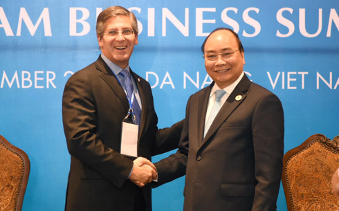 Premierminister Nguyen Xuan Phuc empfängt Leiter internationaler Konzerne