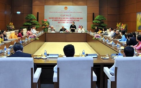 Premierminister und Parlamentsprädentin treffen Abgeordnete, die Lehrer sind